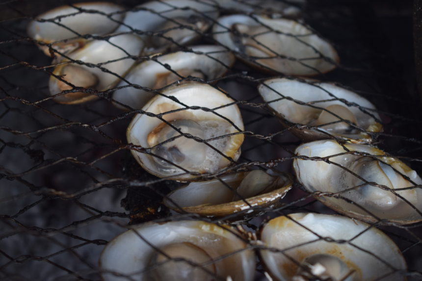 bubbling clams on grill at Bakar Ikan Made Ripuk
