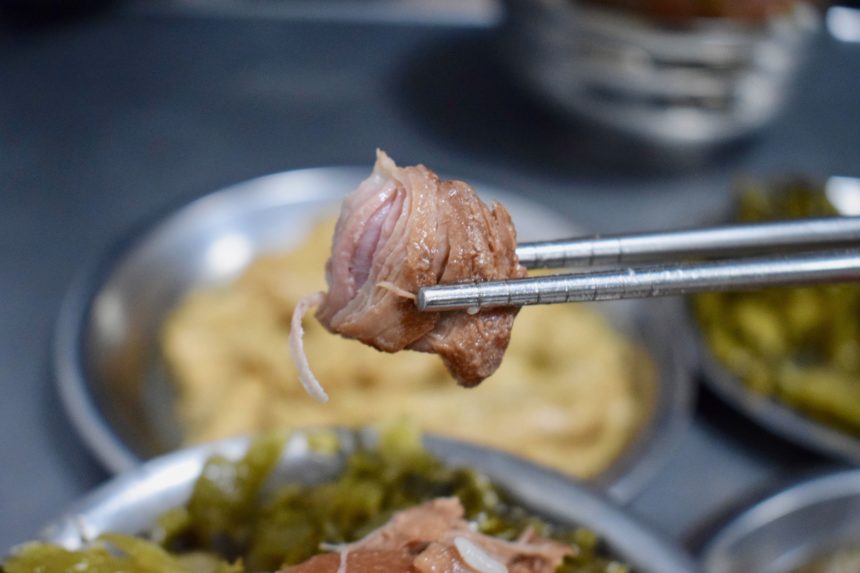 Close-up of soft pork meat showing meat fibres at 萧爌肉饭