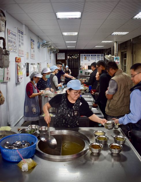 Queue and service station at 萧爌肉饭 with lady serving soup