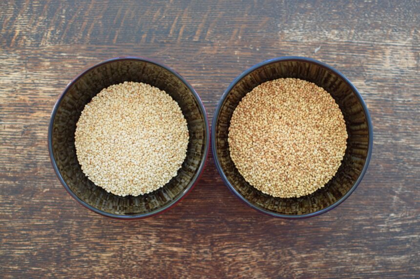 2 bowls of sesame seeds one before and one after roasting showing the darker colour that comes from toasting